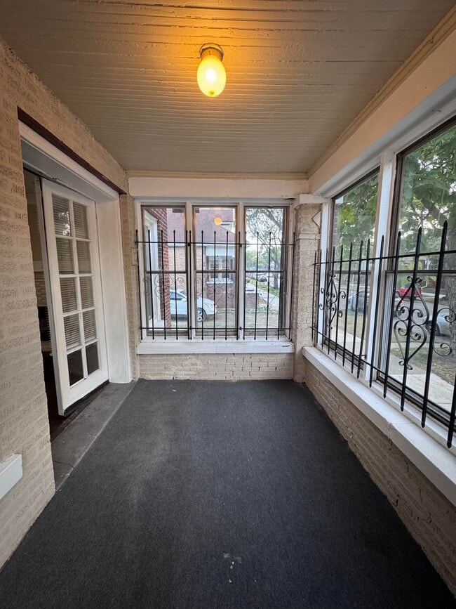 Building Photo - 4 Bed 1.5 Bath - Single Family Home locate...