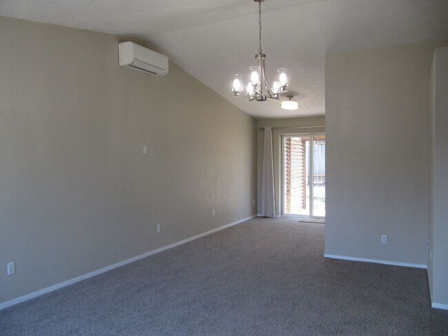Foto del edificio - Three Bedroom Home on a Cul-de-sac, Landscaping Provided!