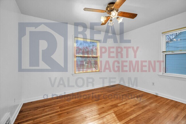 Foto del edificio - Renovated 5bd/2bth Colonial in N Olmsted