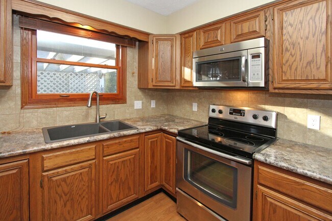 Foto del edificio - 2+ Bedroom Ranch Home with Finished Basement, Fenced Yard & Garage- Close to I-80