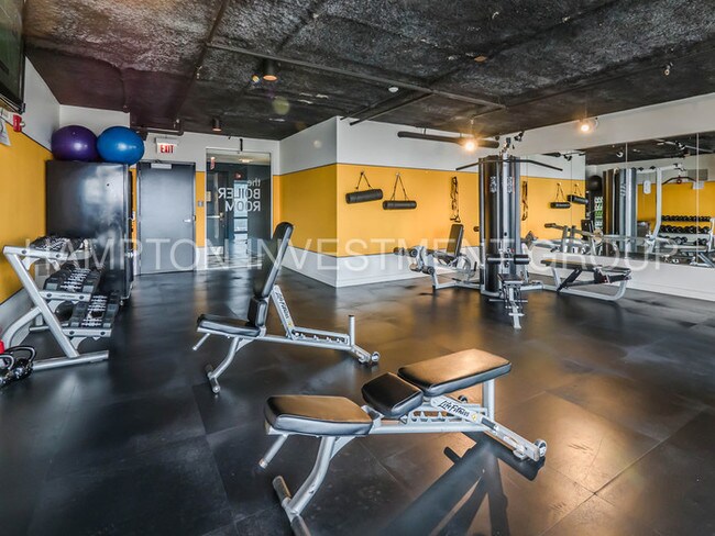 Building Photo - Gorgeous 1 Bedroom in South Loop Neighborhood