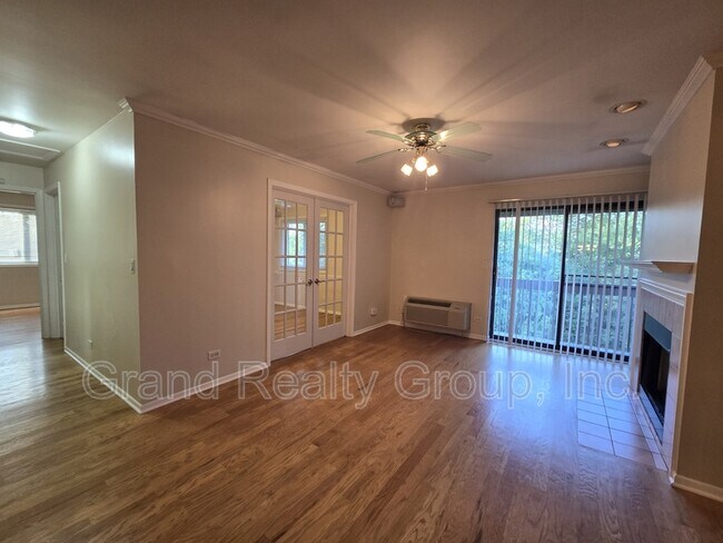 Building Photo - 800 Lakeside Dr