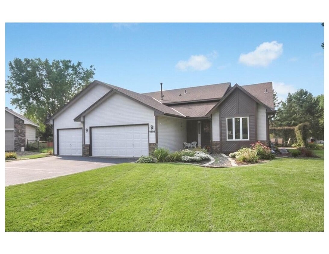 Primary Photo - Gorgeous 4 Bed/3 Bath Single Family Home i...