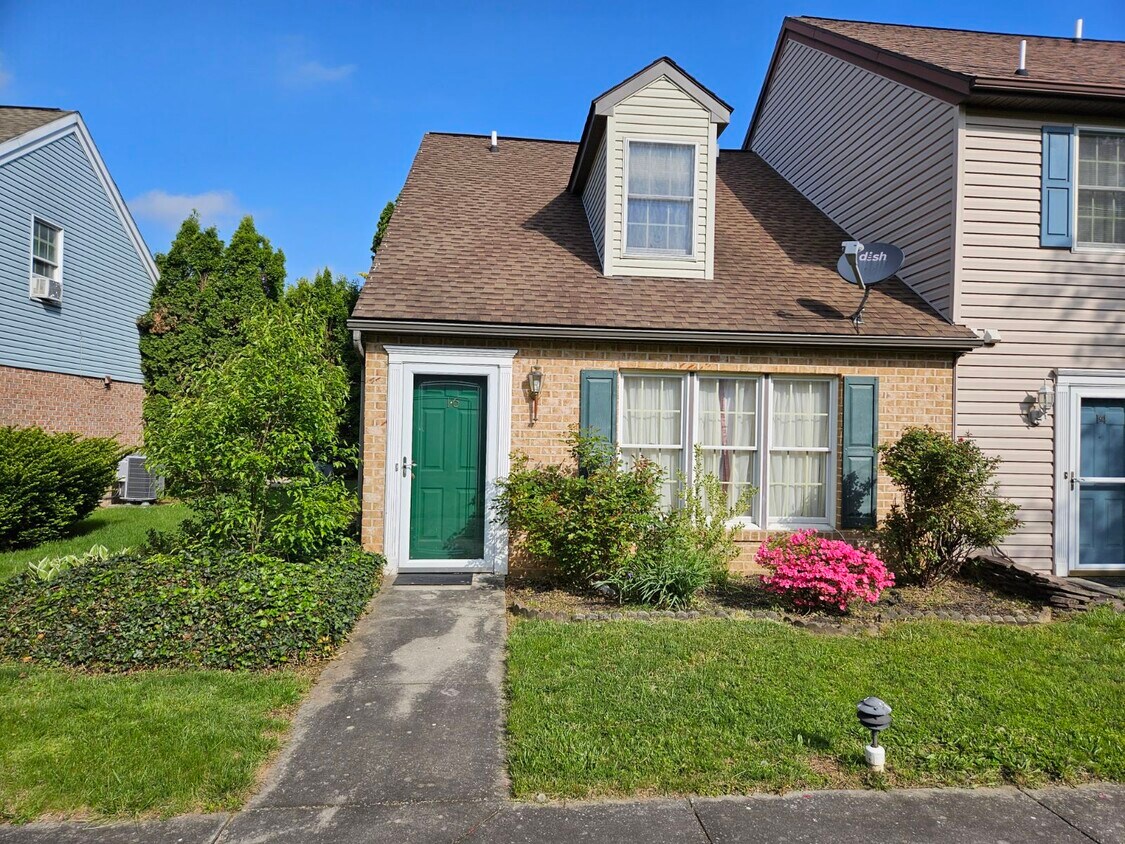 Foto principal - 16 Brookline Ct