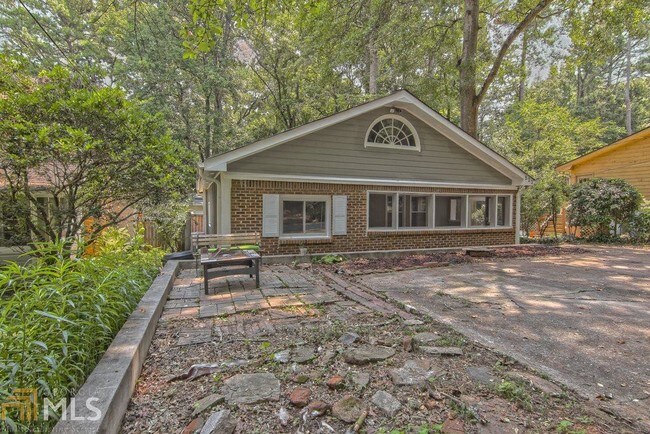 Building Photo - 523 Pine Dr