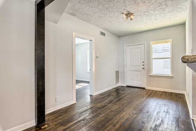 Building Photo - 519 W Clay St