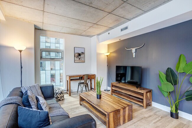 Building Photo - 1020 Rue de Bleury