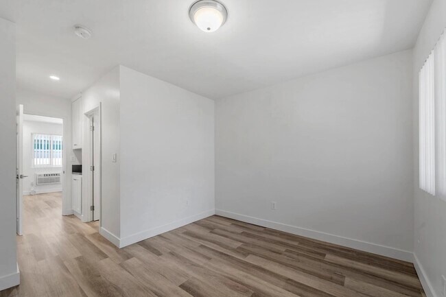 Foto del edificio - 1240 W 29th St