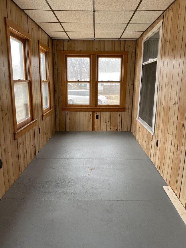 Building Photo - Spacious Home Available Now!