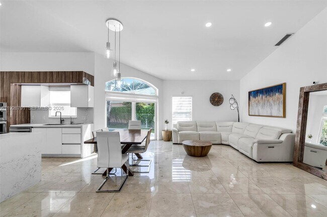 Foto del edificio - 15241 Wilshire Ct