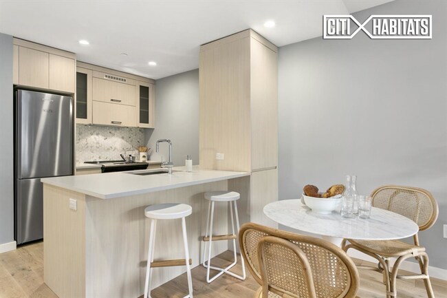 Foto del edificio - 555 Waverly Ave