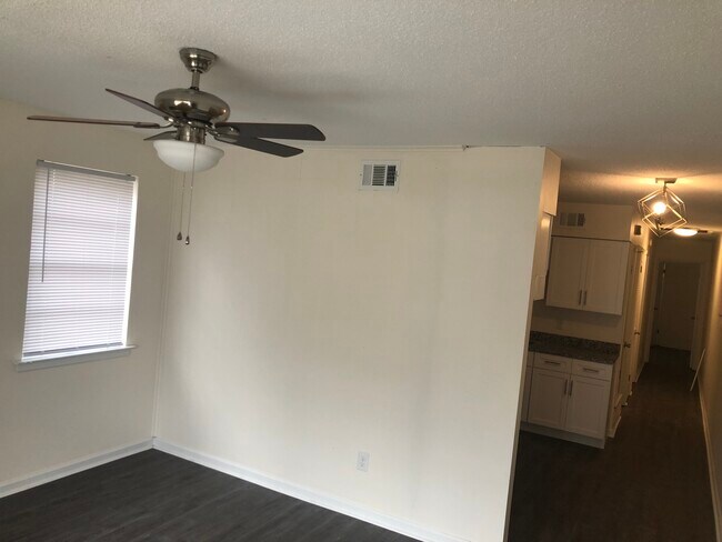 Foto del edificio - 2552 Everett Ave