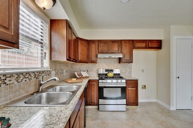 Building Photo - 1622 Peachtree Valley Dr