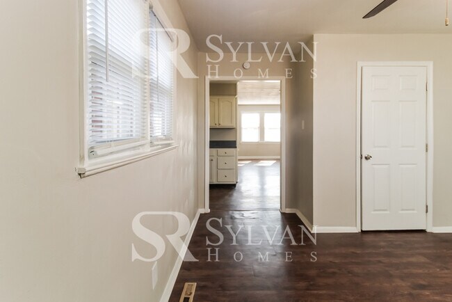 Foto del edificio - The living is easy in this 3 bedroom, 1 ba...