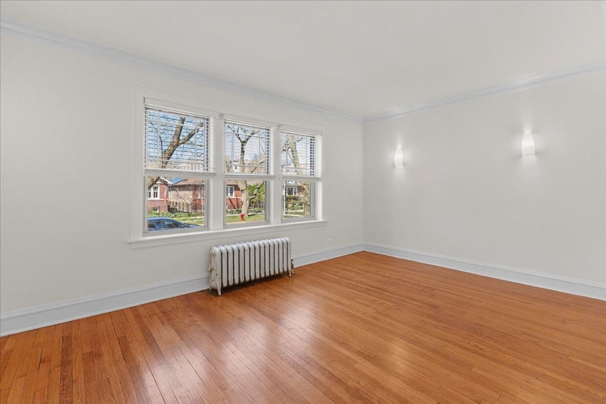 Primary Photo - Large One Bedroom in Andersonville