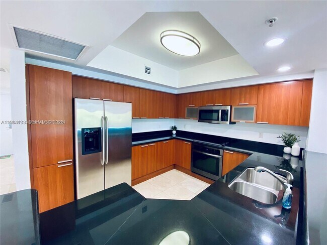 Foto del edificio - 14951 Royal Oaks Ln