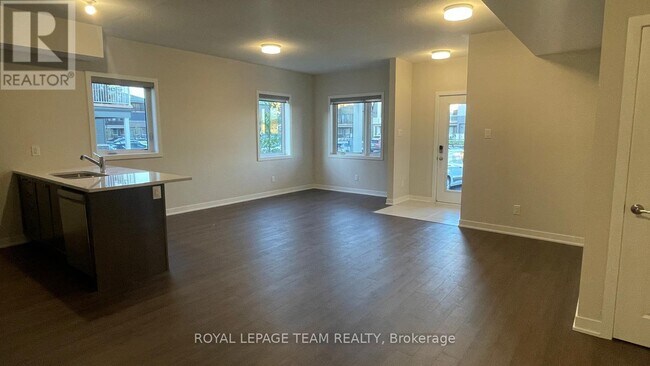 Building Photo - 914 Lillian Freiman Private