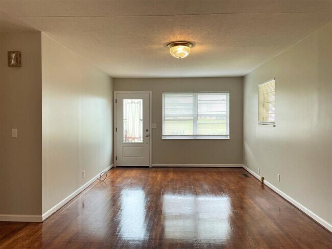 Building Photo - 106 York Drive