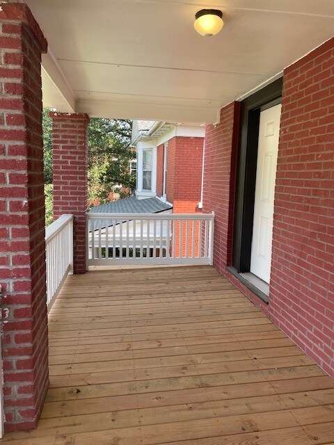 Covered Front Porch - 521 Benton Blvd
