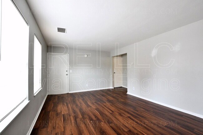 Foto del edificio - 214 E 13th St