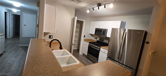 Building Photo - 8250 N Grand Canyon Dr