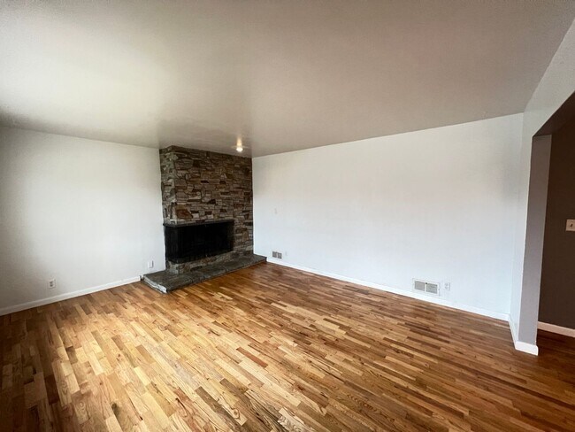 Foto del edificio - Spacious 4 Bedroom, 2 Bathroom Home on the...