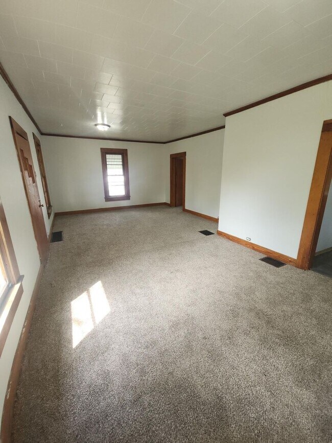 Foto del edificio - 3 to 4 bedrooms with 2 car attached garage...
