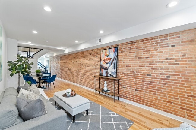 Foto del edificio - 1825 S Hanover St