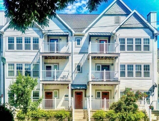 Building Photo - 1810 N Warren Ave