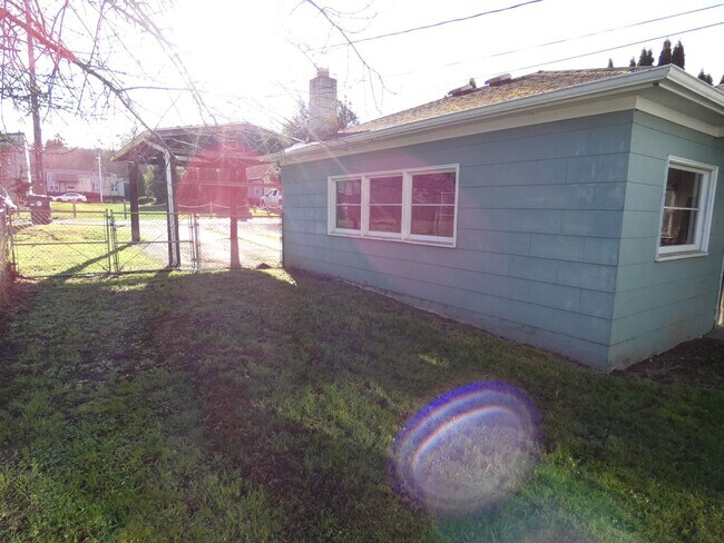 Foto del edificio - 822 E Seventh - Central Charmer