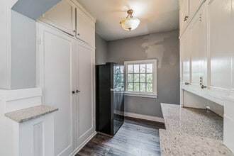 Building Photo - 496 Crestlake Dr