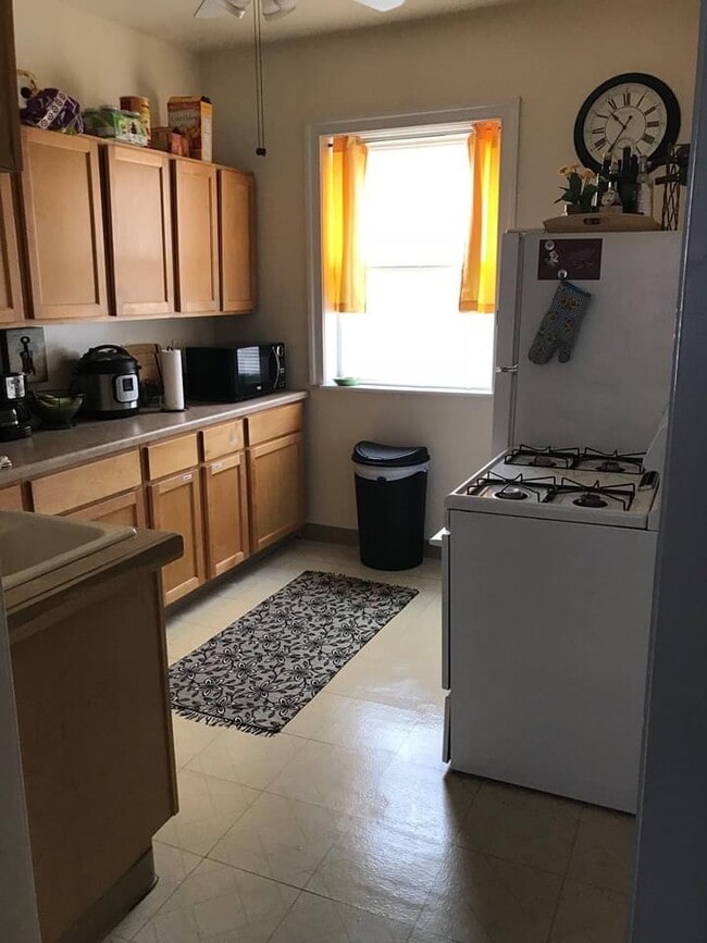 Kitchen - 1323 W Addison St