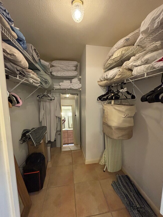 Building Photo - 759 Birdsong Ln