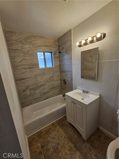 Foto del edificio - 2666 N Waterman Ave