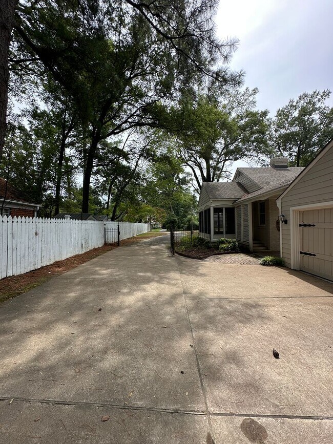 Building Photo - Gorgeous East Memphis Home with Sunroom in...
