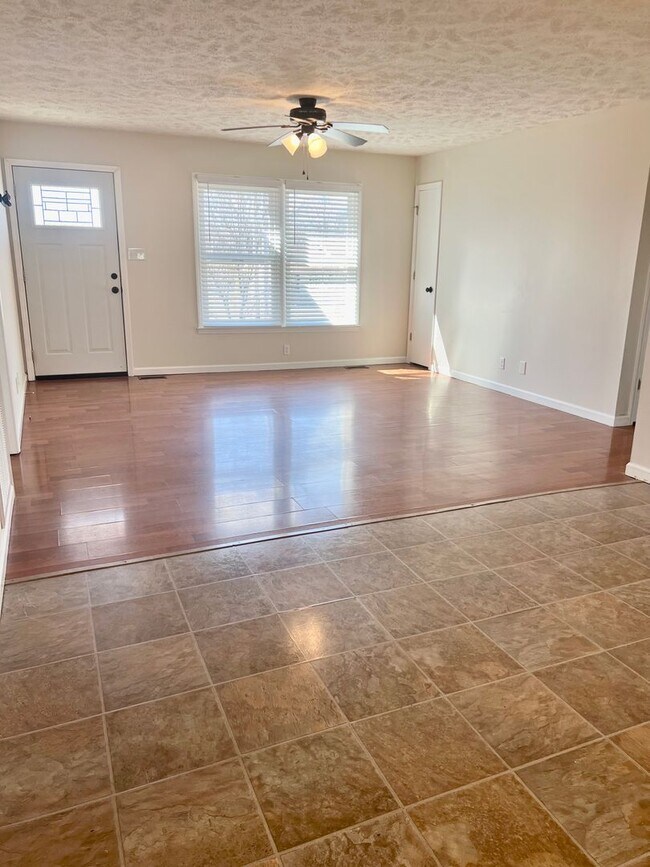 Building Photo - COMING SOON! 3 Bedroom, 2 Bath Home off Ne...