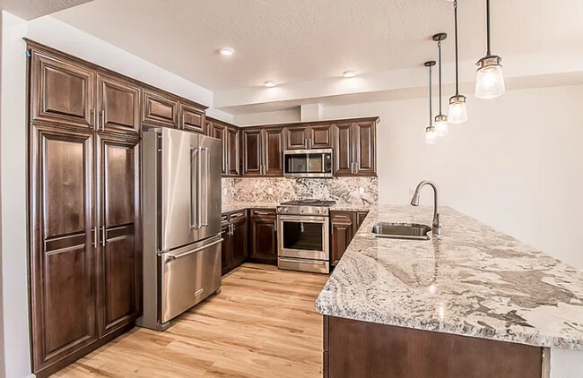 Foto del edificio - Beautiful river front condo move in ready!