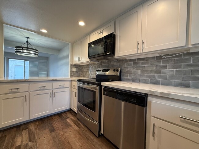 Building Photo - 6917 Pear Tree Dr