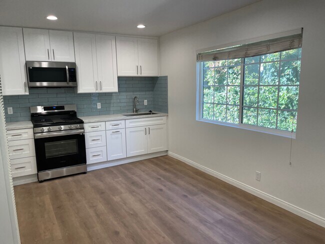 Building Photo - 410 Rose Ave