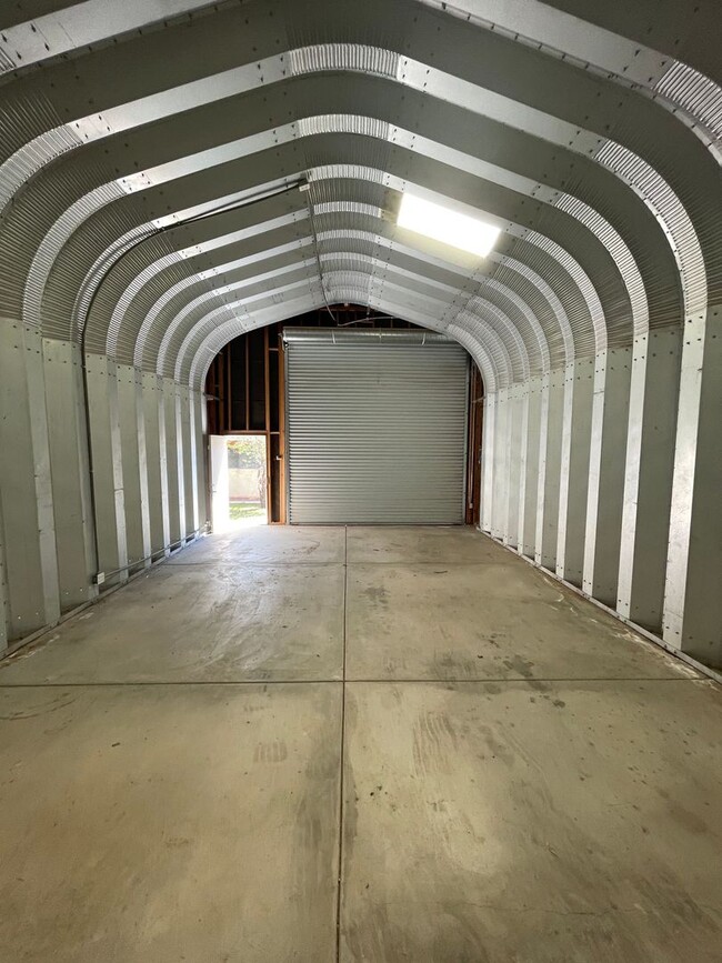 Building Photo - HESPERIA GOLF COURSE HOME with BONUS RV GA...