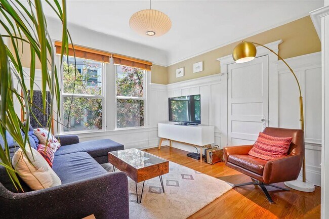 Building Photo - Bright and cozy 2br apartment in the heart...