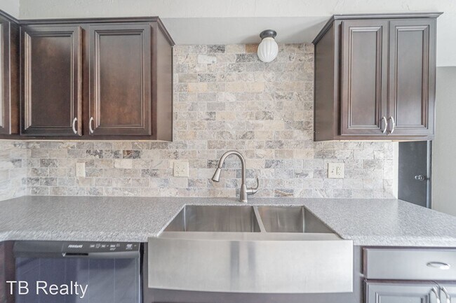 Building Photo - 2 br, 1.5 bath House - 9629 Hefner Village...