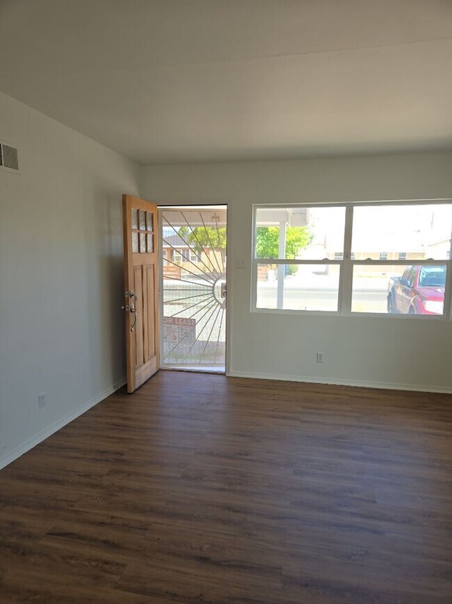 Building Photo - 813 Palisades Dr NW