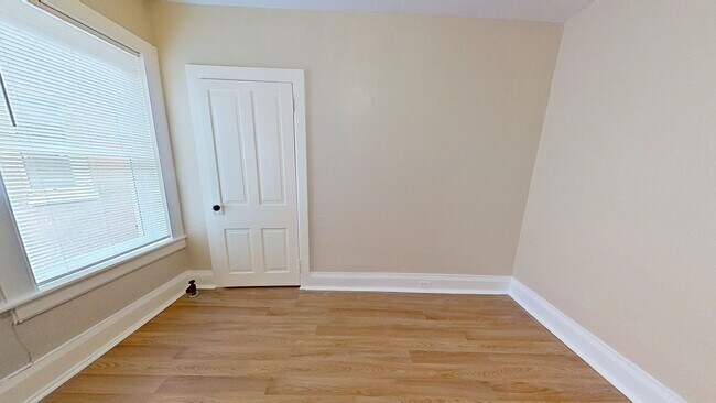 Building Photo - 2nd floor Apartment
