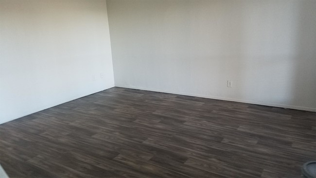 Building Photo - 4615 N 39th Ave