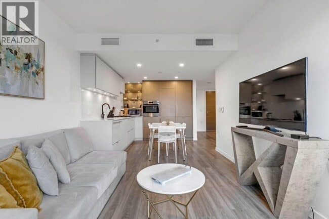 Photo du bâtiment - 210-210 E 5th Ave