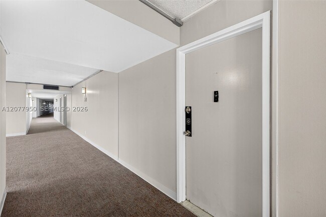 Foto del edificio - 401 Golden Isles Dr