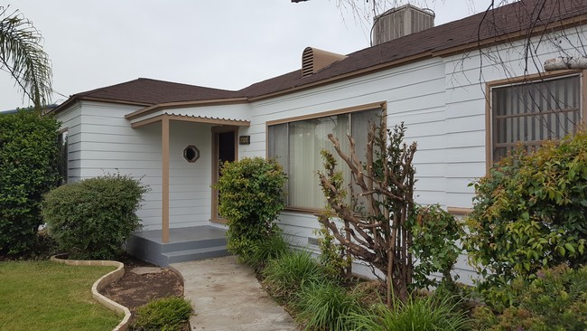 Foto del edificio - 7105-7117 1/2 Hazeltine Ave