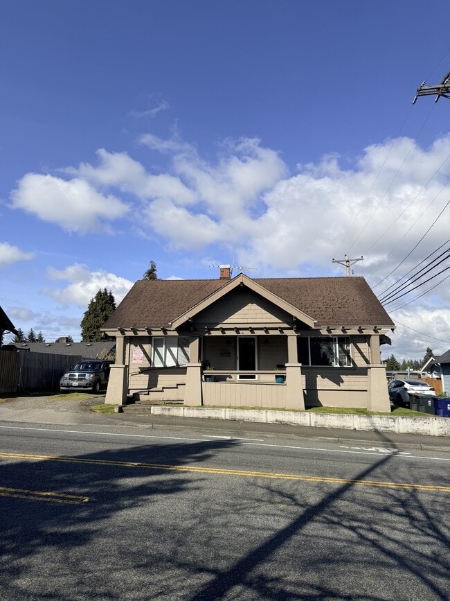 Building Photo - 614 S Stevens St