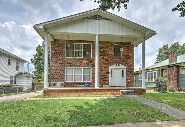 Building Photo - 424 W Maple St